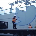 Огромный логотип Twitter весом более 250 кг взорвали в пустыне Невады